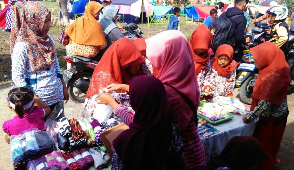 Pekan Madaris Pelajar NU Kaliori Jajakan Produk Kreatif