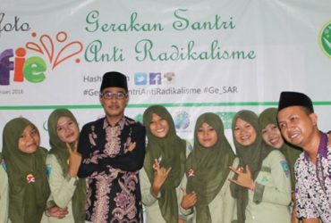 Ratusan Santri Rembang Galang Aksi Seribu Foto Selfie Antiradikalisme