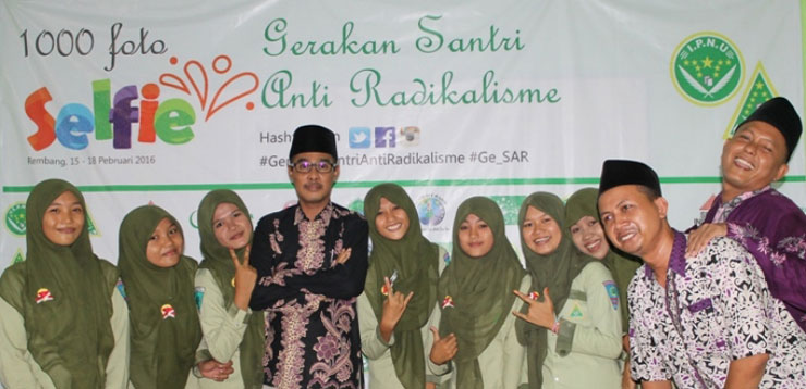 Ratusan Santri Rembang Galang Aksi Seribu Foto Selfie Antiradikalisme