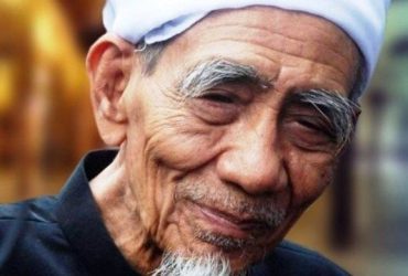 KH. Maimun Zubair - Sumber Foto : https://radarsurabaya.jawapos.com
